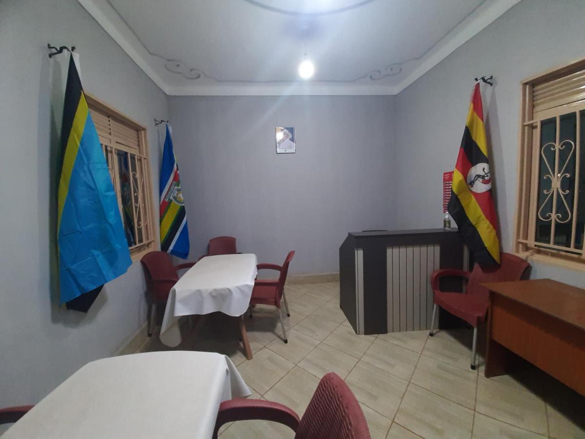 Jusvero Motel Джинджа Екстериор снимка